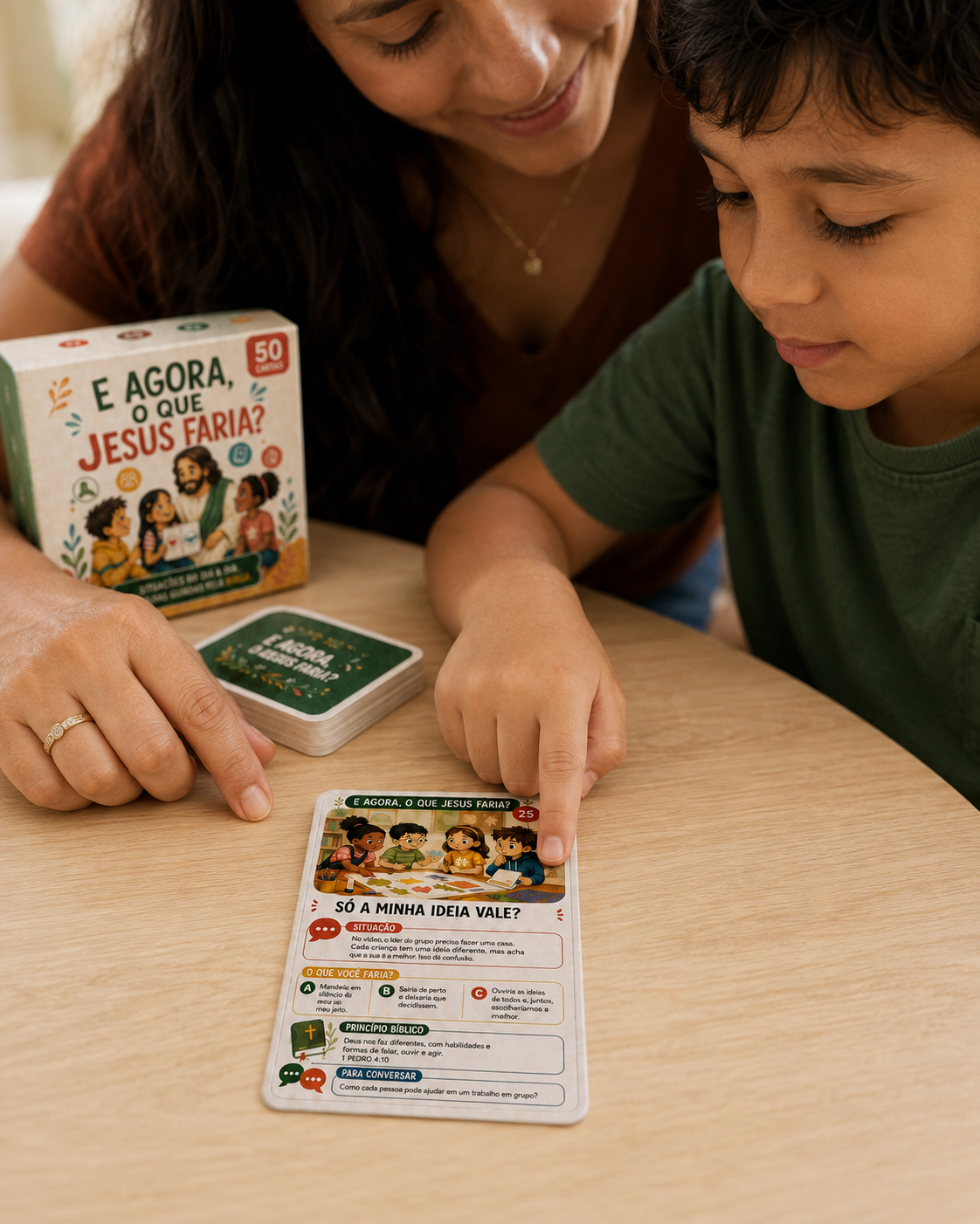 Mãe e filho lendo juntos a carta 25 do baralho sobre a mesa